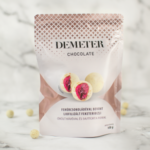 Fehércsokoládéval bevont ribizli sajttorta porral és kávéval